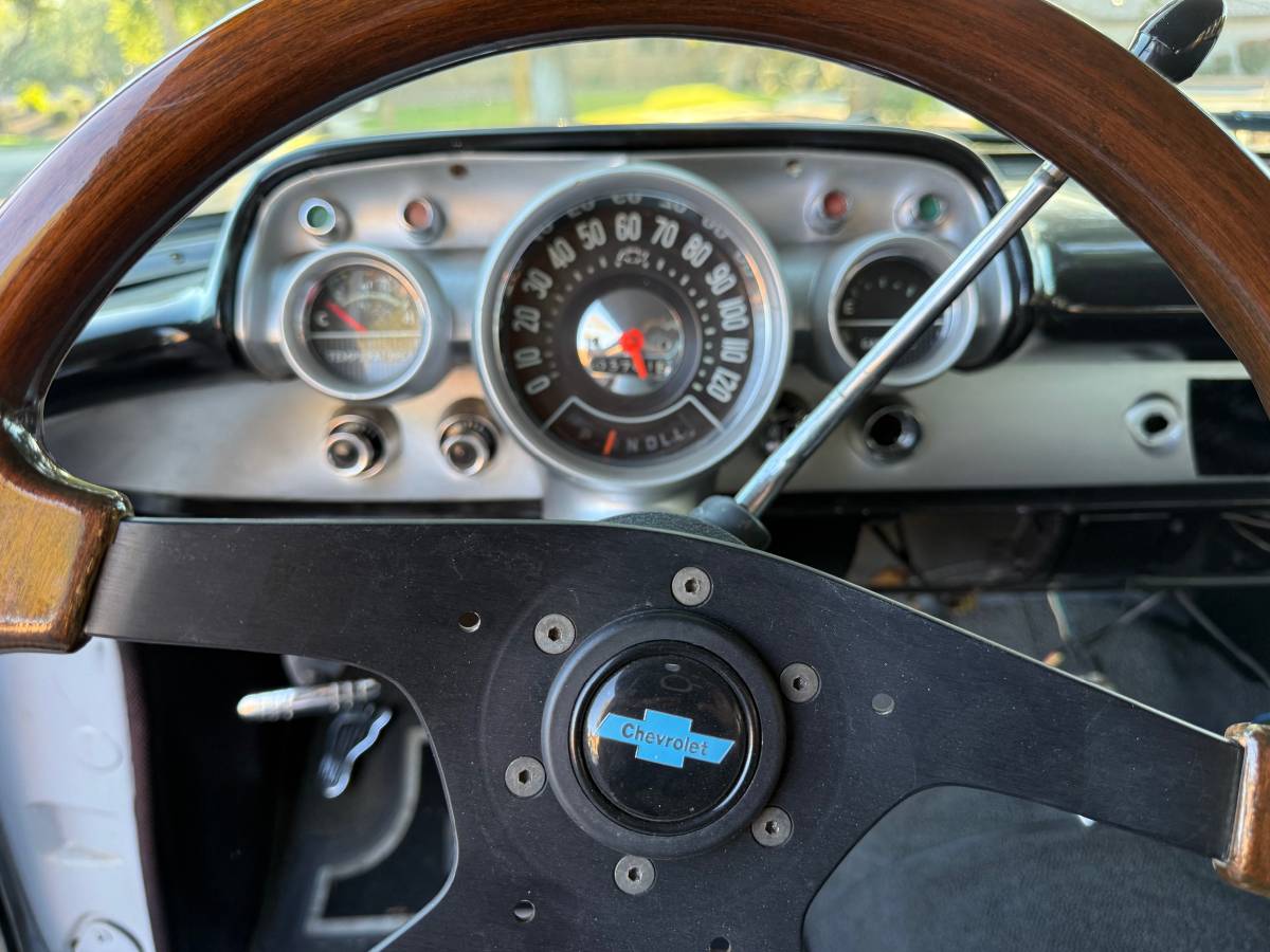 Chevrolet-150-2-dr-wagon-1957-grey-22