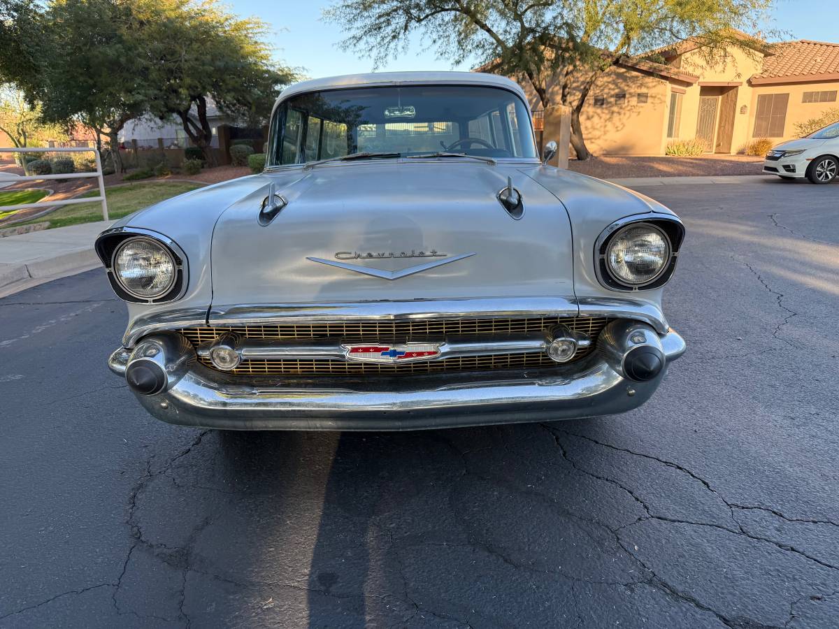 Chevrolet-150-2-dr-wagon-1957-grey-7