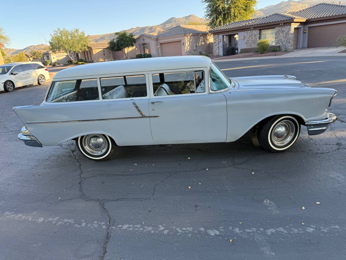 Chevrolet-150-2-dr-wagon-1957-grey-9