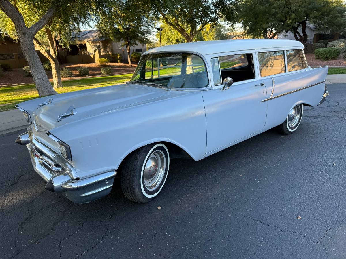 Chevrolet-150-2-dr-wagon-1957-grey