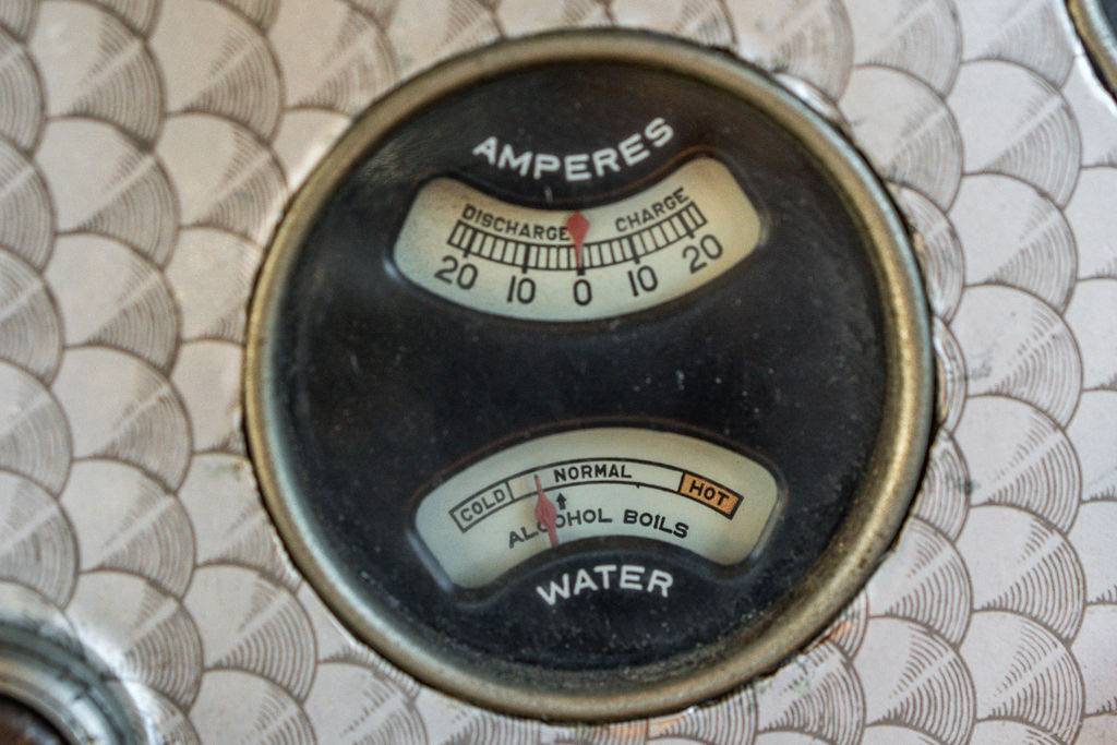 Chevrolet-3-window-coupe-1931-23