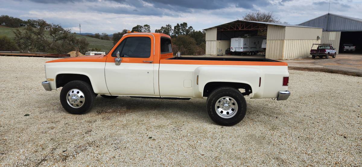 Chevrolet-3500-dually-pickup-1989-orange