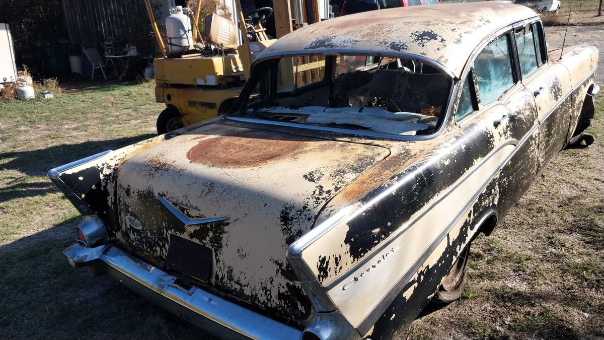 Chevrolet-4dr-1957-black-3