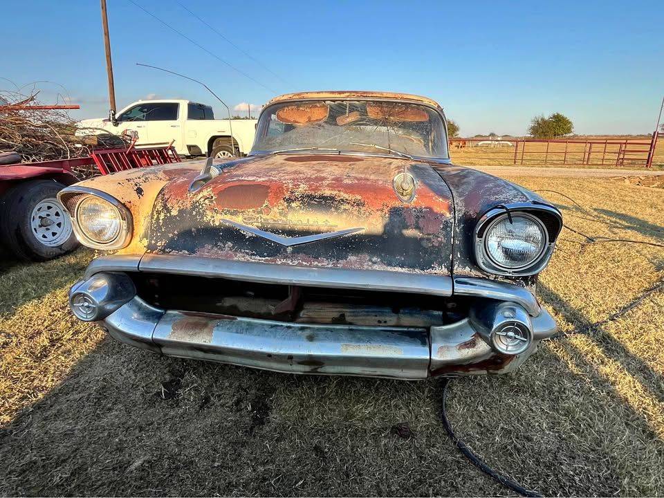 Chevrolet-4dr-1957-black