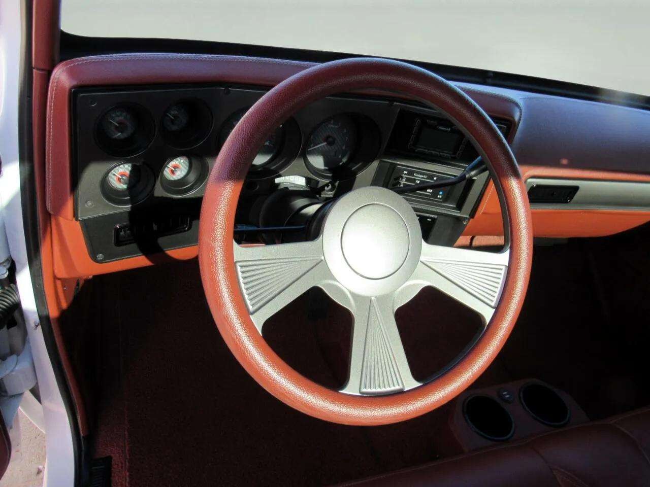 Chevrolet-C-10-1974-Classic-Car-35