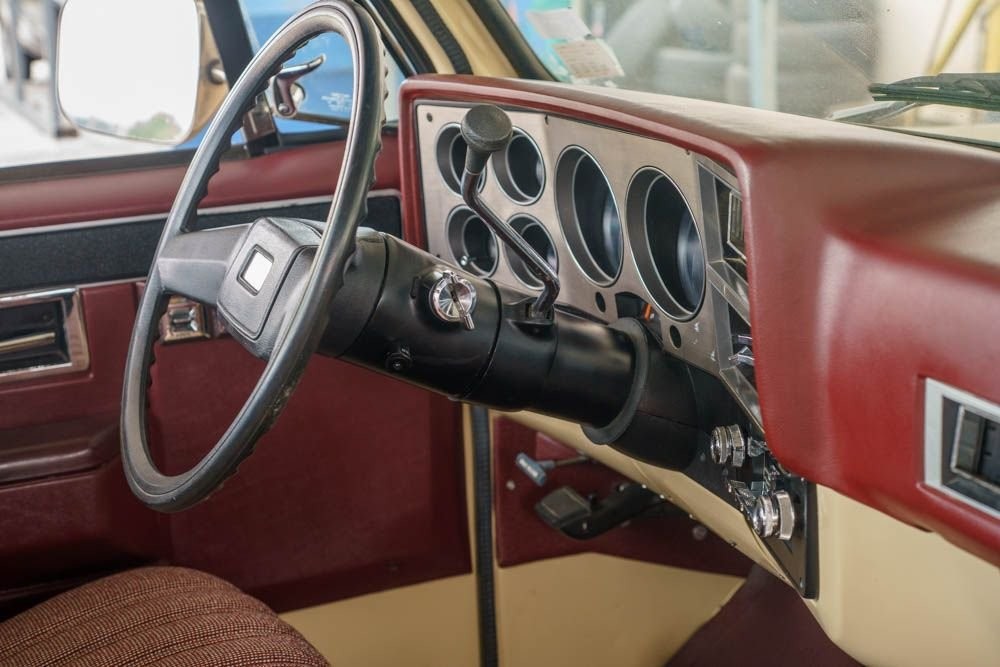 Chevrolet-C-10-1985-Standard-Cab-Pickup-15