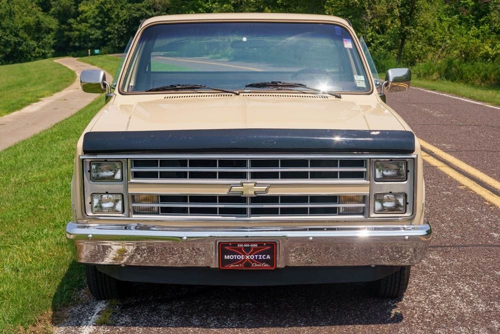 Chevrolet-C-10-1985-Standard-Cab-Pickup-33