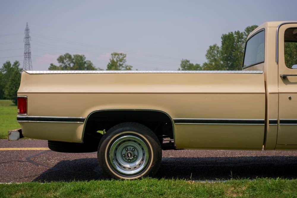 Chevrolet-C-10-1985-Standard-Cab-Pickup-35