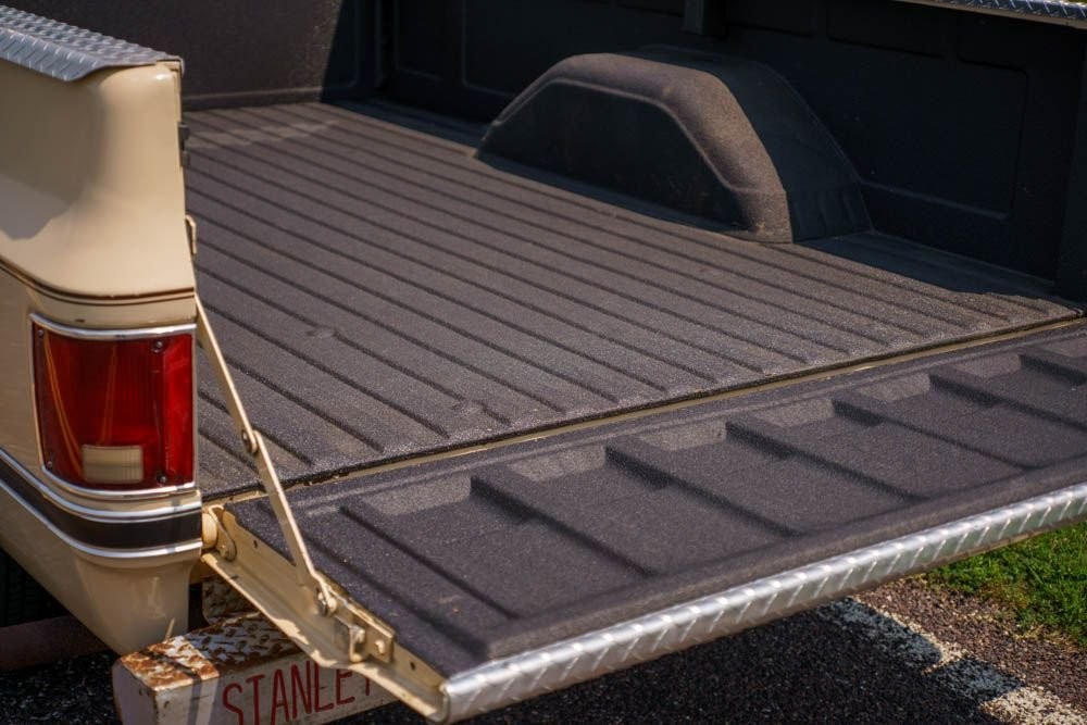 Chevrolet-C-10-1985-Standard-Cab-Pickup-8