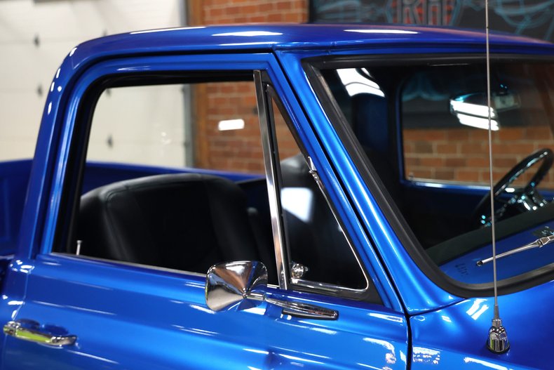 Chevrolet-C10-1972-Hyper-Blue-Metallic-Black-24