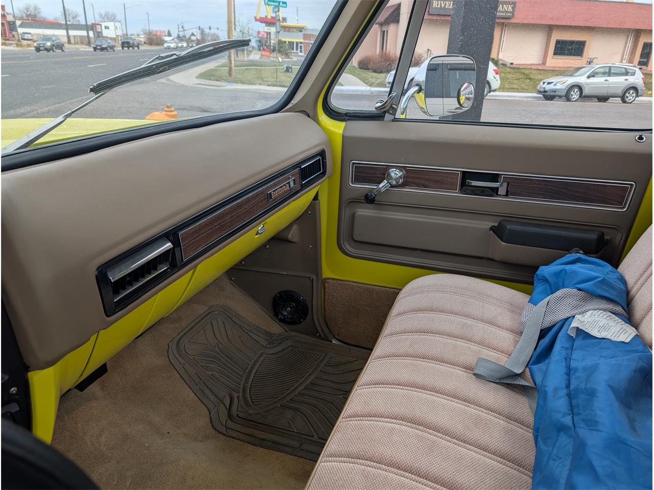 Chevrolet-C10-1975-YellowWhite-Tan-6