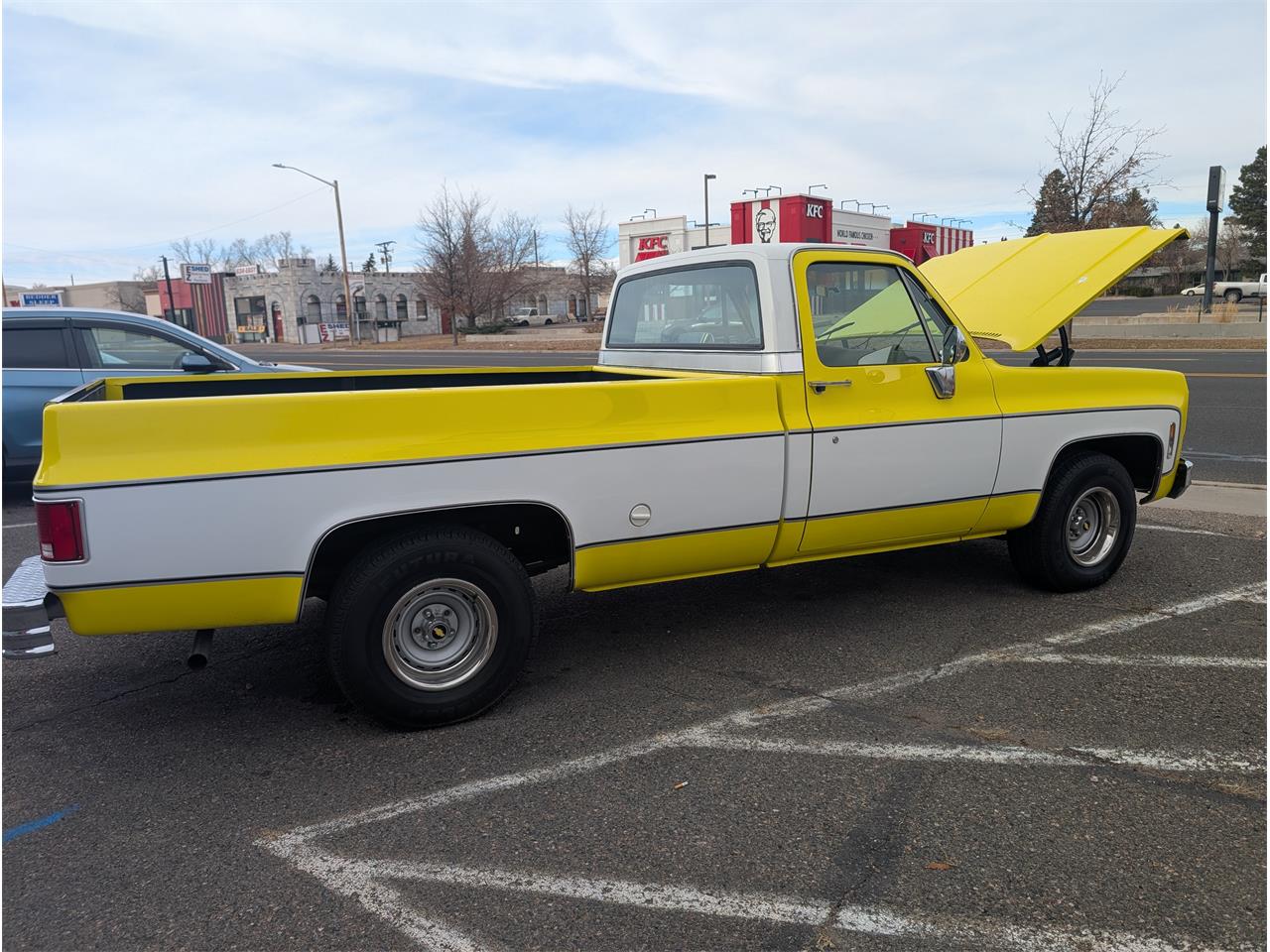 Chevrolet-C10-1975-YellowWhite-Tan-9
