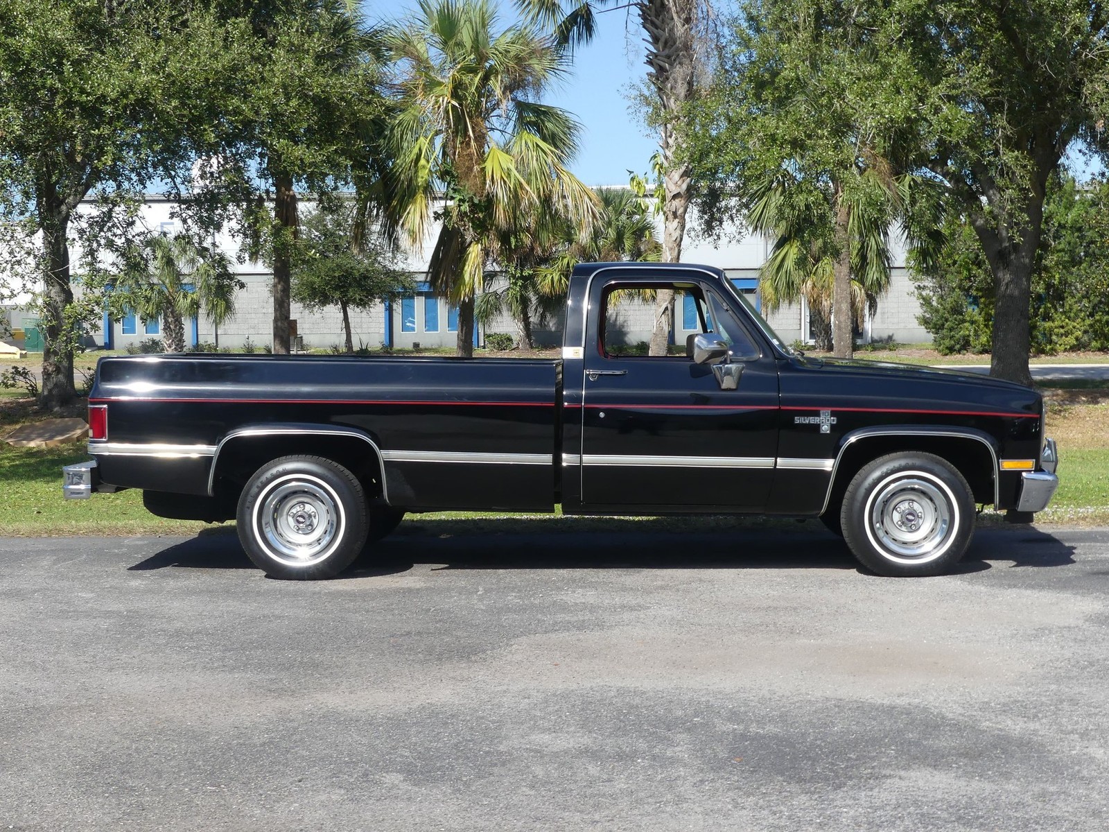 Chevrolet-C10-1983-Pickup-Truck-2