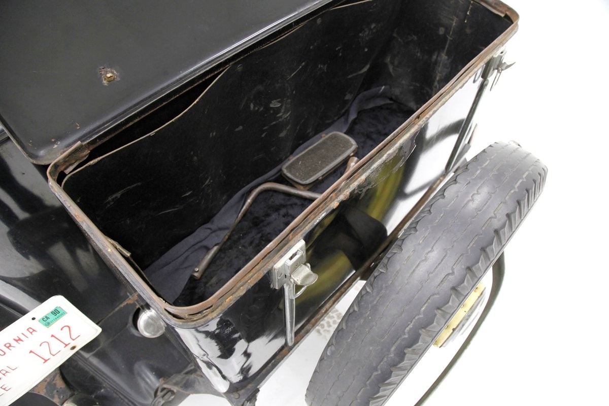 Chevrolet-CA-Master-1933-Sedan-24