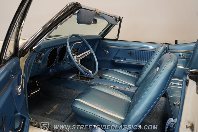Chevrolet-Camaro-1967-Ermine-White-Bright-Blue-1