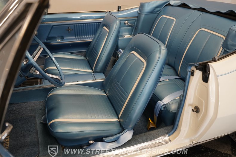 Chevrolet-Camaro-1967-Ermine-White-Bright-Blue-10