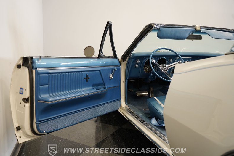 Chevrolet-Camaro-1967-Ermine-White-Bright-Blue-40
