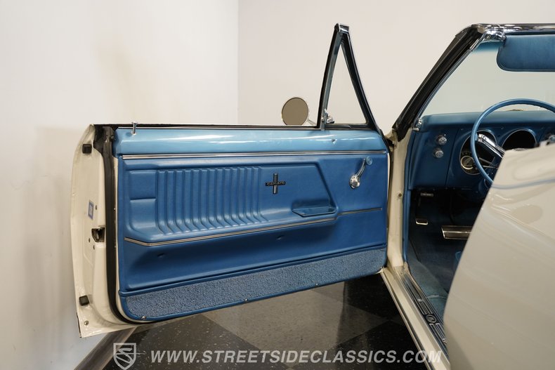 Chevrolet-Camaro-1967-Ermine-White-Bright-Blue-41