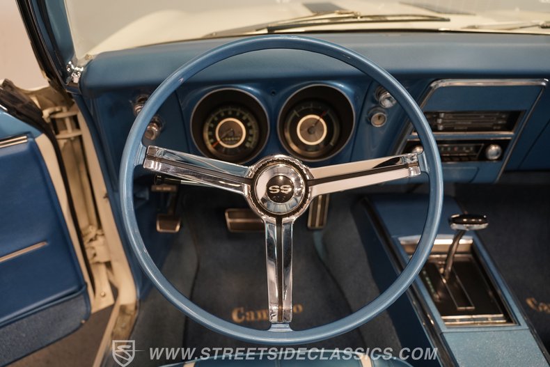 Chevrolet-Camaro-1967-Ermine-White-Bright-Blue-44