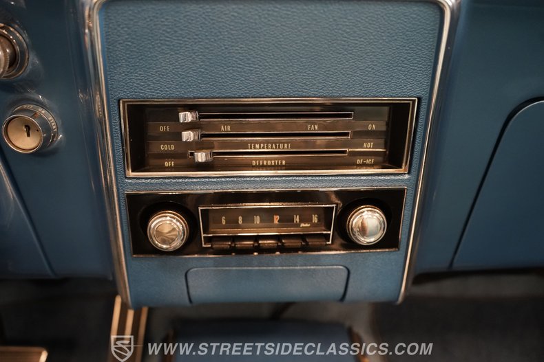 Chevrolet-Camaro-1967-Ermine-White-Bright-Blue-48