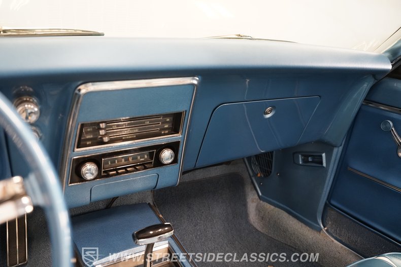 Chevrolet-Camaro-1967-Ermine-White-Bright-Blue-49