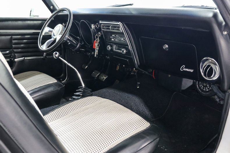 Chevrolet-Camaro-1968-White-Black-ampamp-White-Ho-2