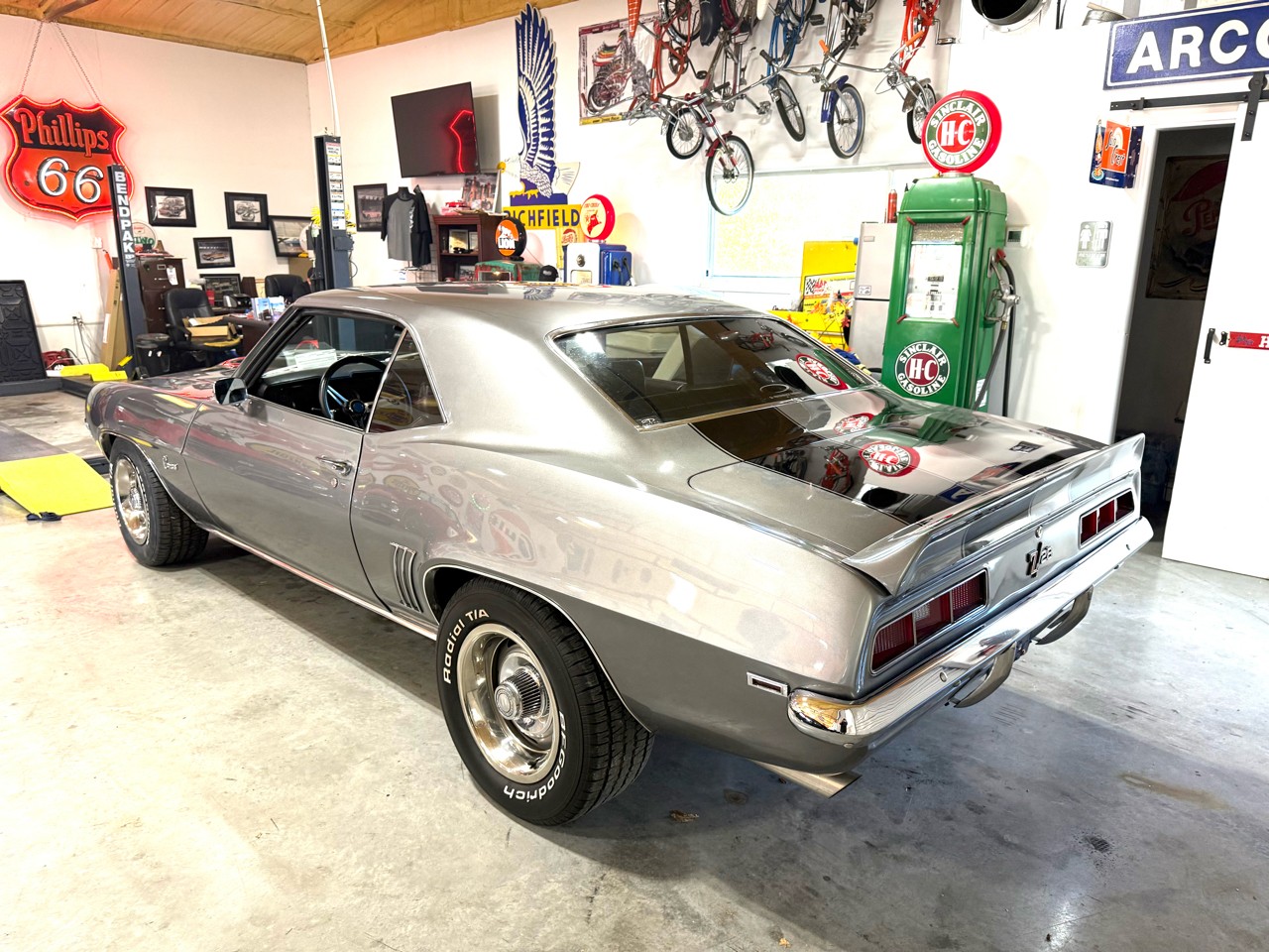 Chevrolet-Camaro-1969-American-Muscle-Car-2