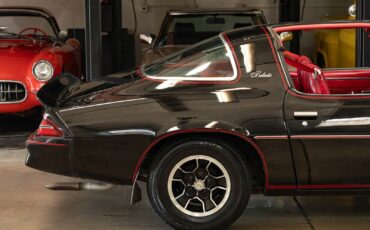 Chevrolet-Camaro-1981-Coupe-1