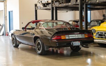 Chevrolet-Camaro-1981-Coupe-21