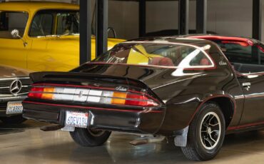 Chevrolet-Camaro-1981-Coupe-25