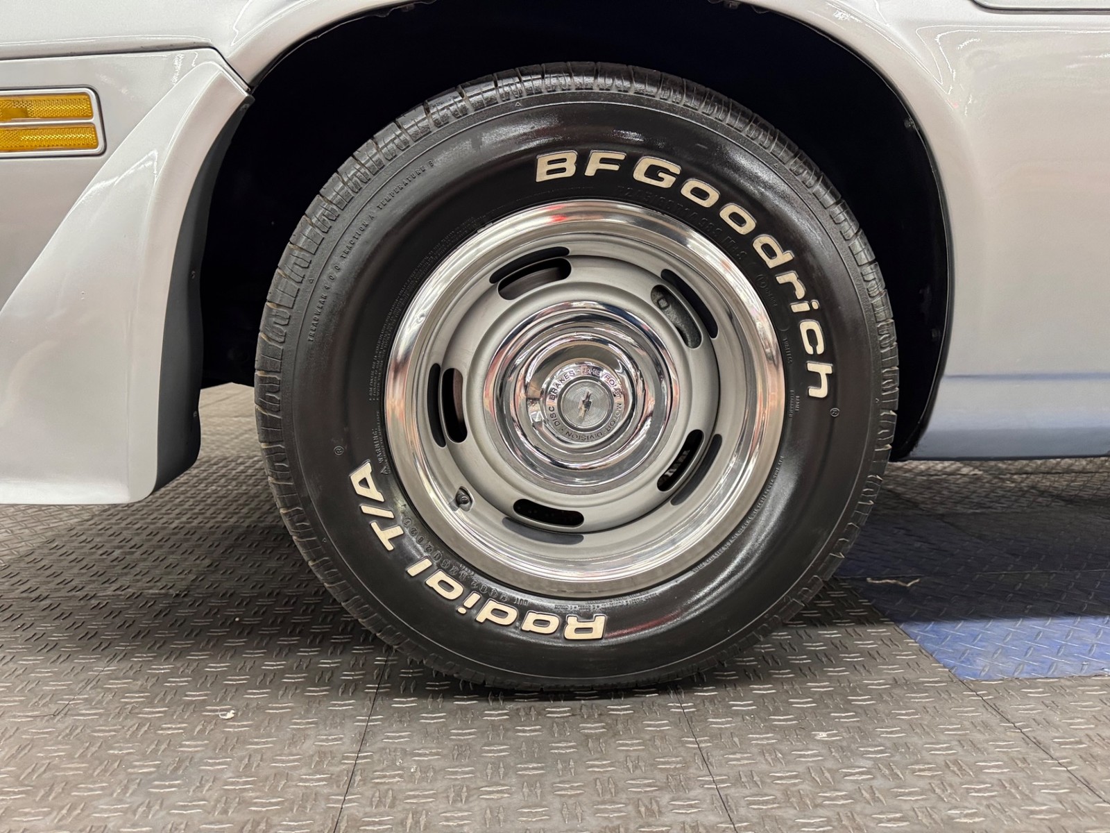 Chevrolet-Camaro-1981-Coupe-26