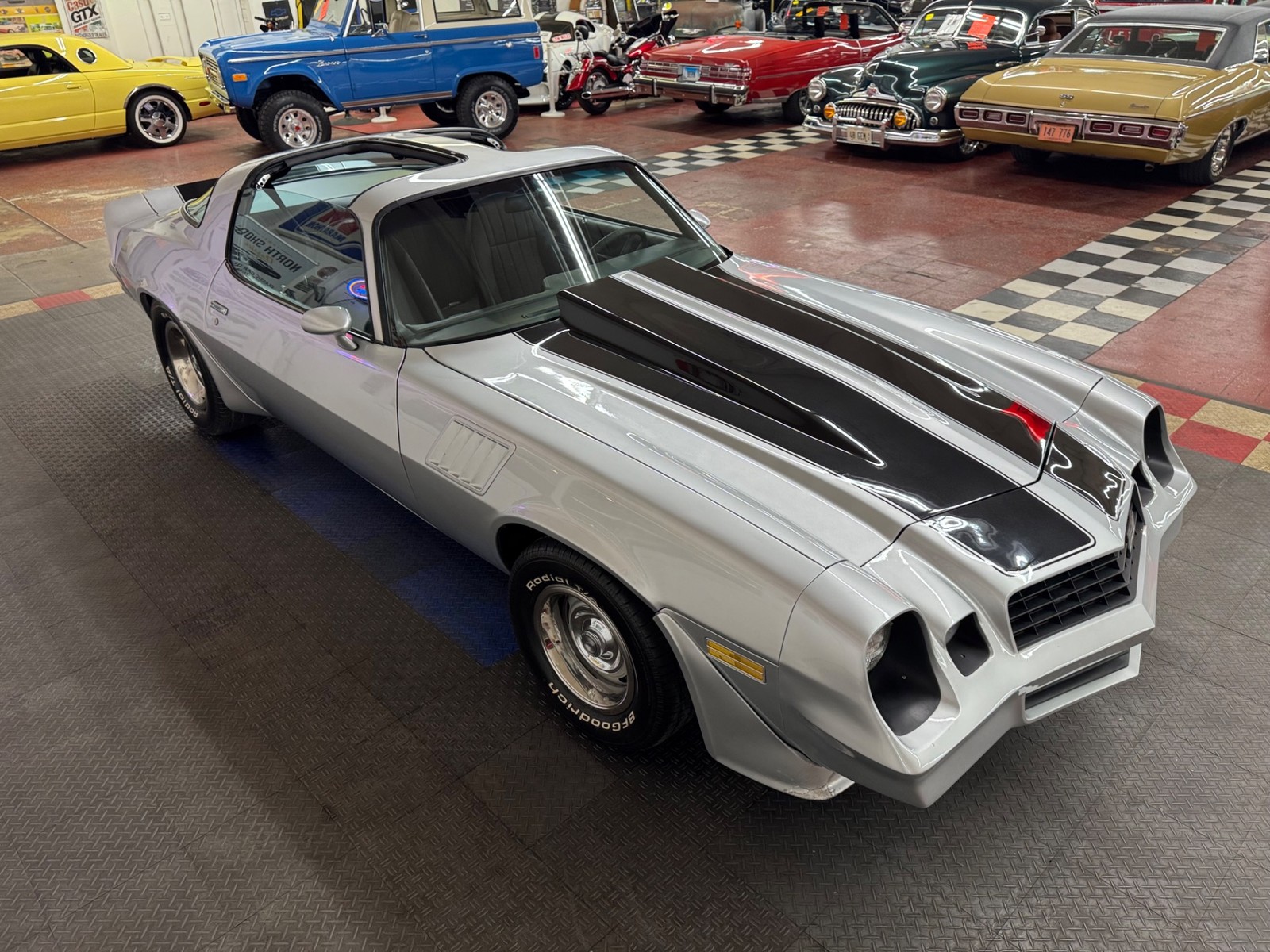 Chevrolet-Camaro-1981-Coupe-34