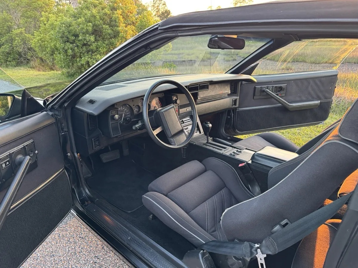 Chevrolet-Camaro-1987-Black-Black-18