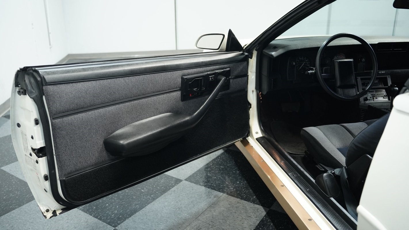 Chevrolet-Camaro-1988-Convertible-31