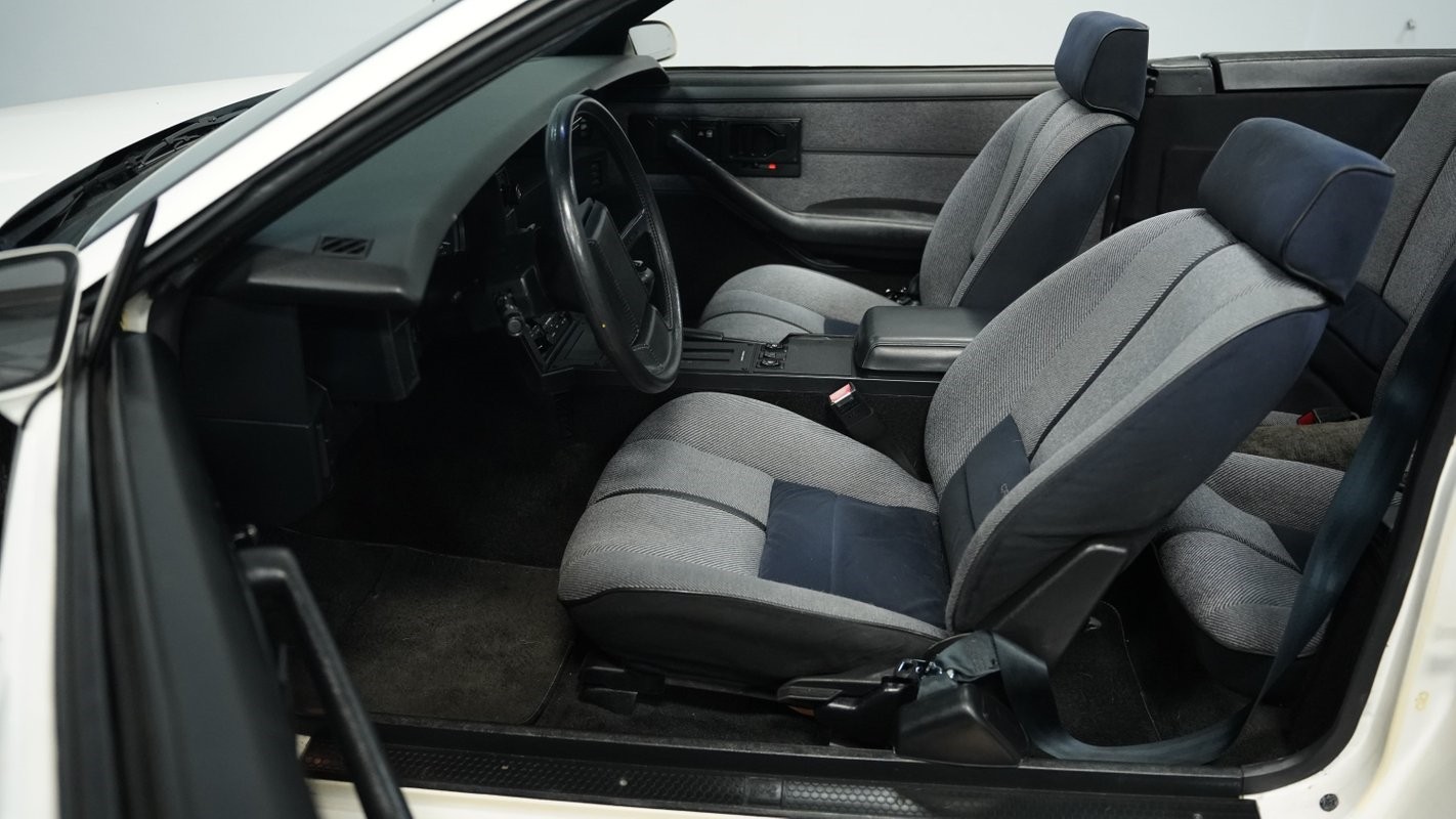 Chevrolet-Camaro-1988-Convertible-33