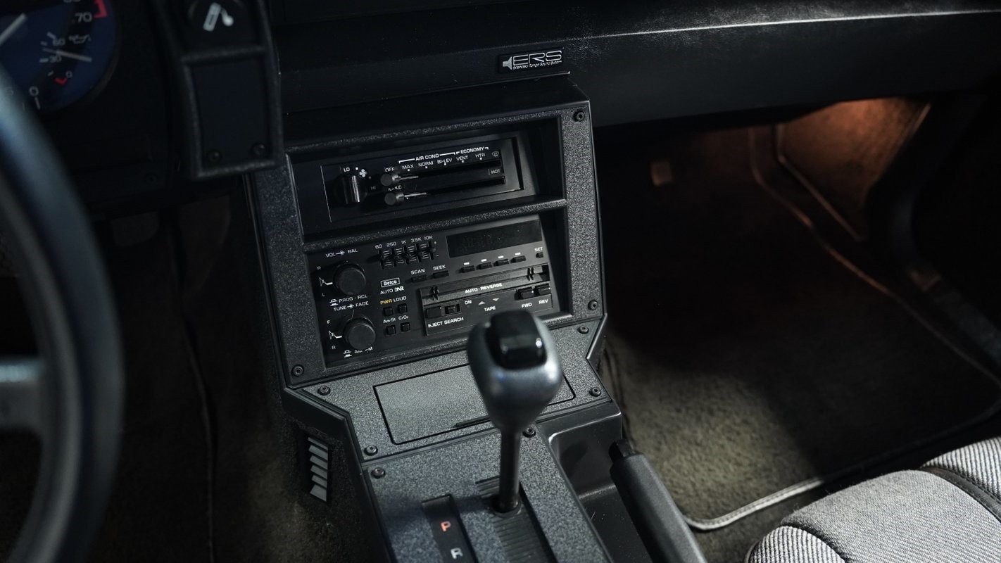 Chevrolet-Camaro-1988-Convertible-37