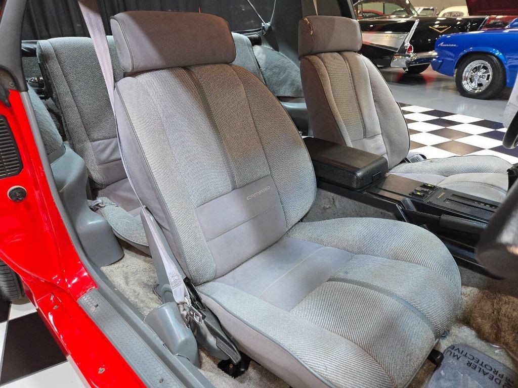 Chevrolet-Camaro-1988-Hatchback-10