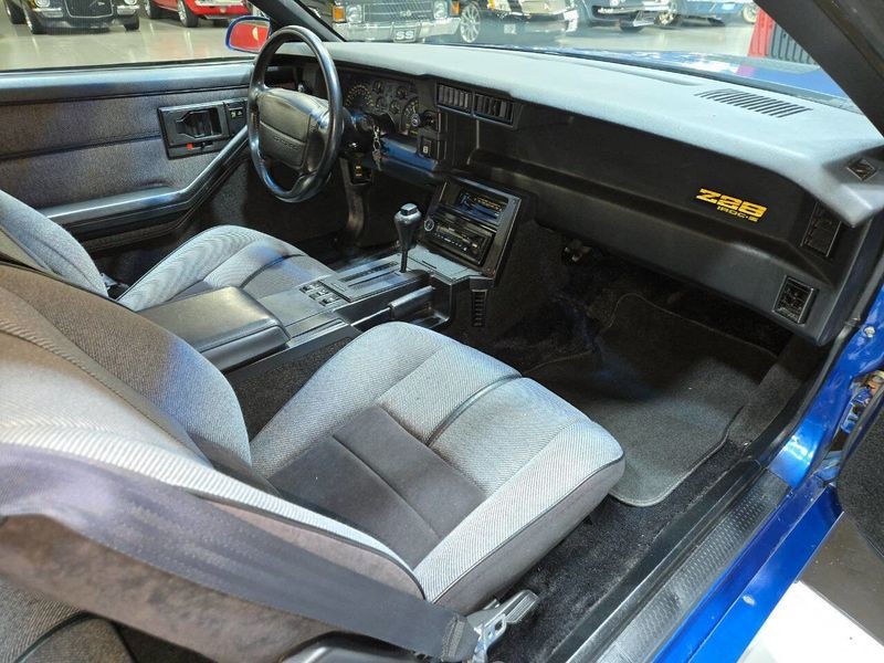 Chevrolet-Camaro-1990-Hatchback-8