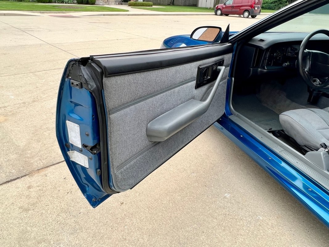 Chevrolet-Camaro-1992-Coupe-33