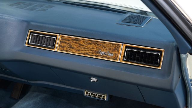 Chevrolet-Caprice-1975-17