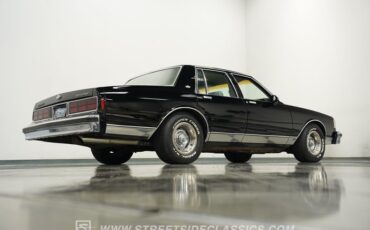 Chevrolet-Caprice-1989-Black-Medium-Dark-Gray-29