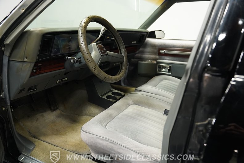 Chevrolet-Caprice-1989-Black-Medium-Dark-Gray-3