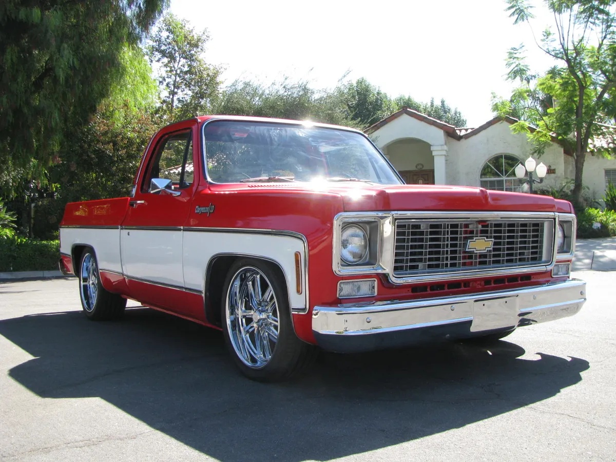 Chevrolet-Cheyenne-1974-Red-And-White-Red-And-Black-2