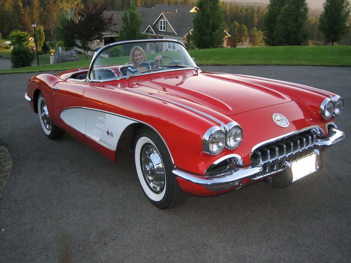 Chevrolet-Corvette-1959-Red-With-White-Coves-Black-1