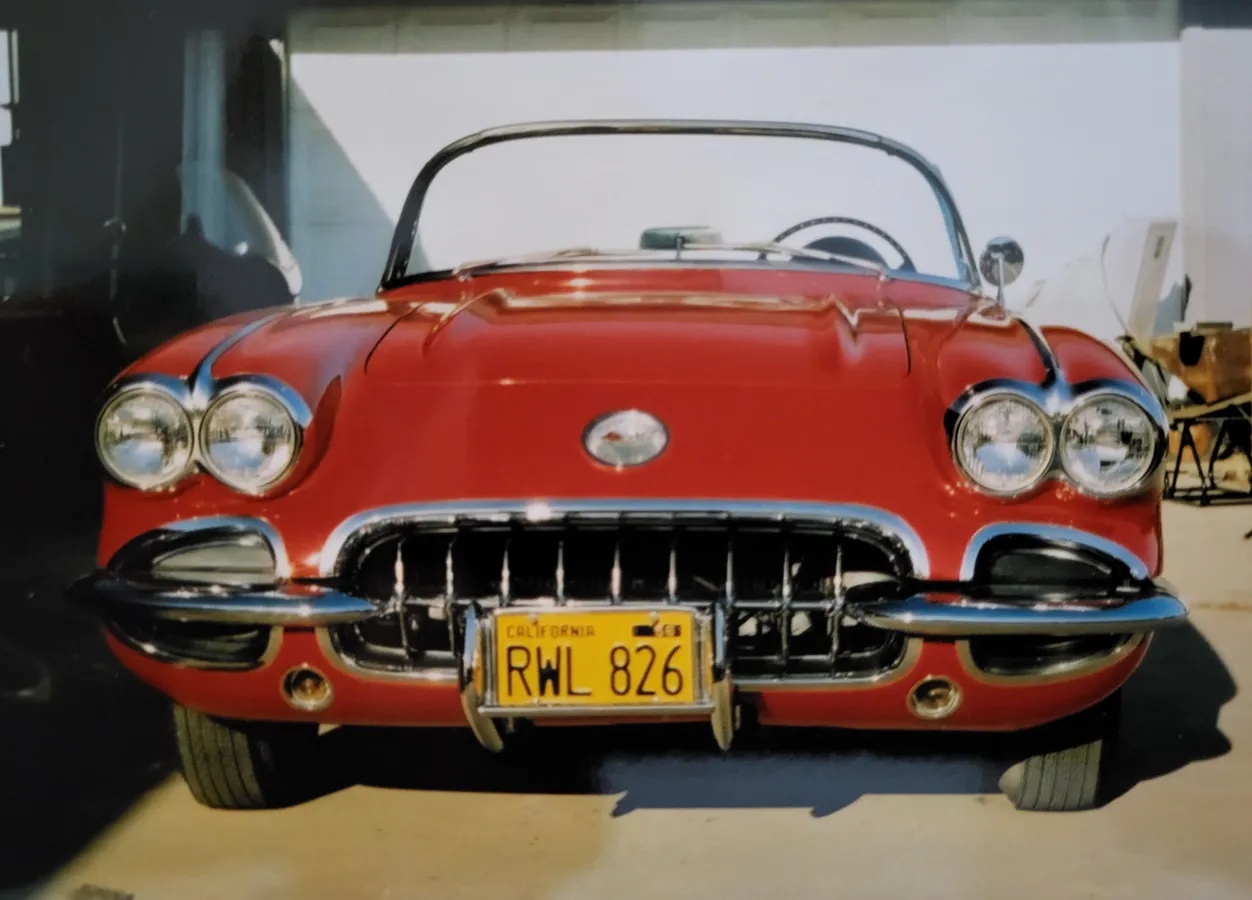 Chevrolet-Corvette-1959-Red-With-White-Coves-Black-10