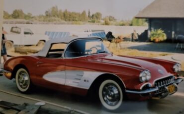 Chevrolet-Corvette-1959-Red-With-White-Coves-Black-11