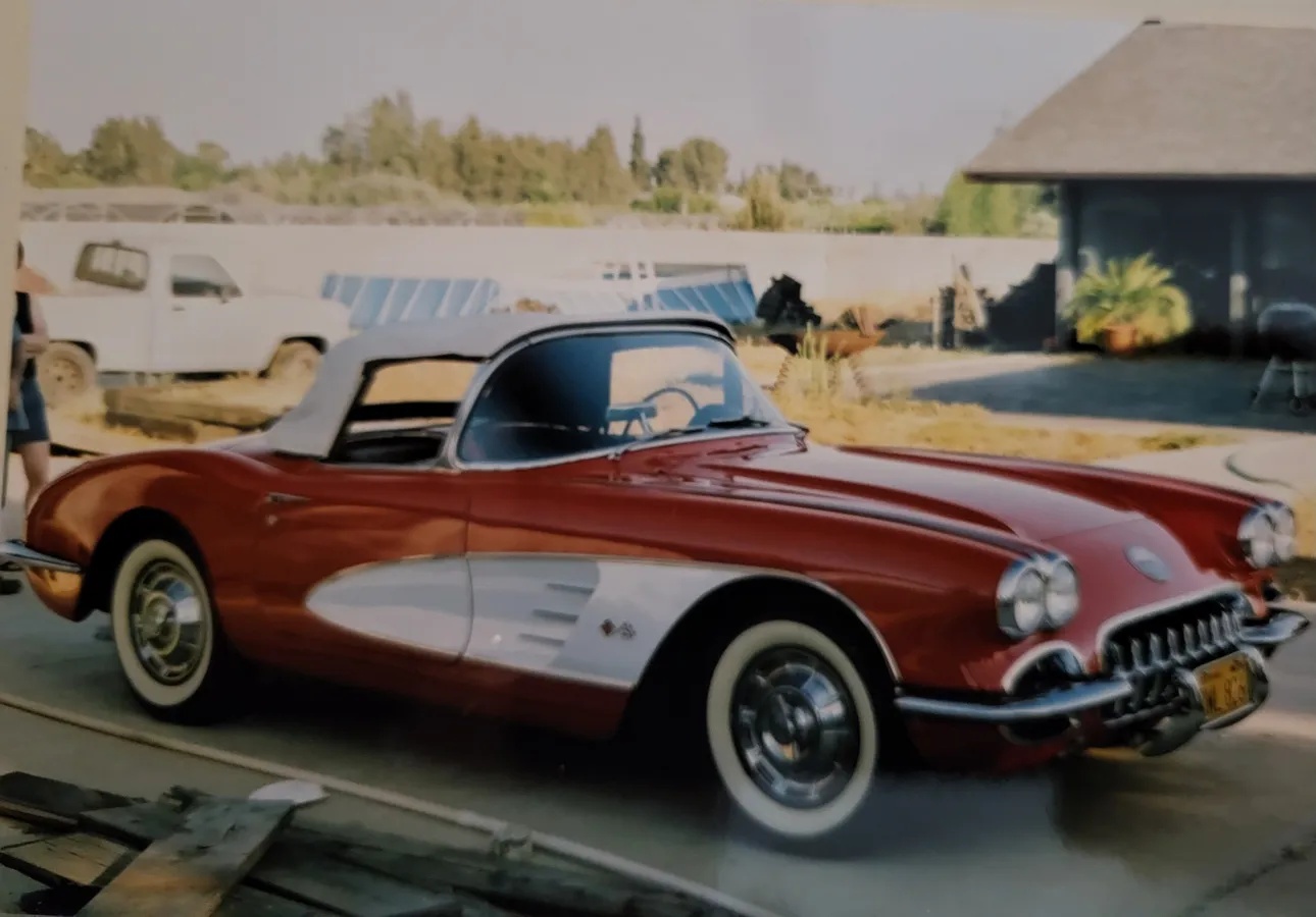 Chevrolet-Corvette-1959-Red-With-White-Coves-Black-11