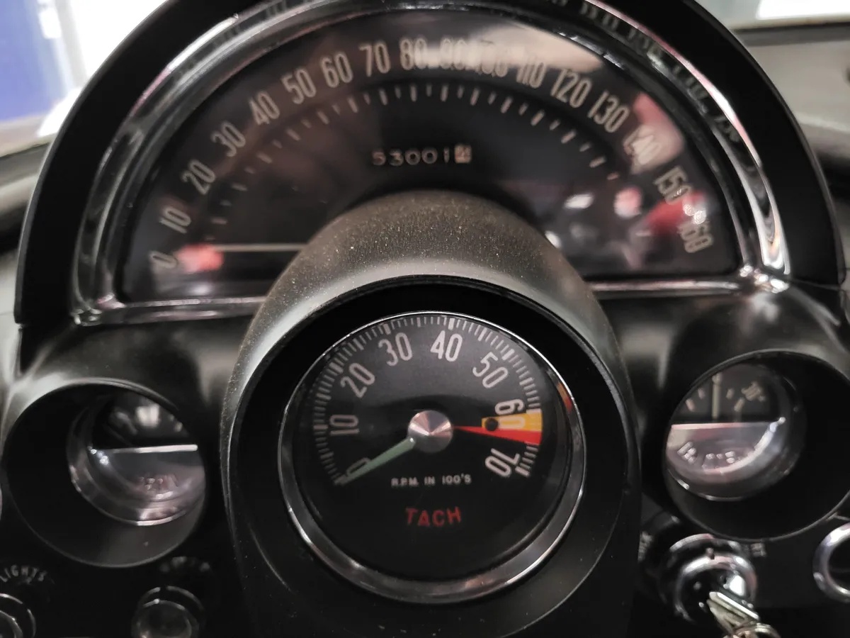 Chevrolet-Corvette-1959-Red-With-White-Coves-Black-15