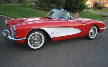 Chevrolet-Corvette-1959-Red-With-White-Coves-Black-2
