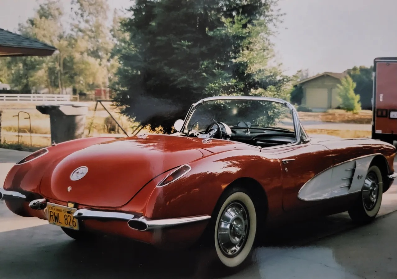 Chevrolet-Corvette-1959-Red-With-White-Coves-Black-3